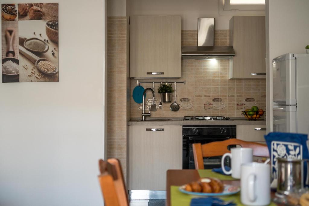 A kitchen or kitchenette at CapoSud - Appartamento Ancora