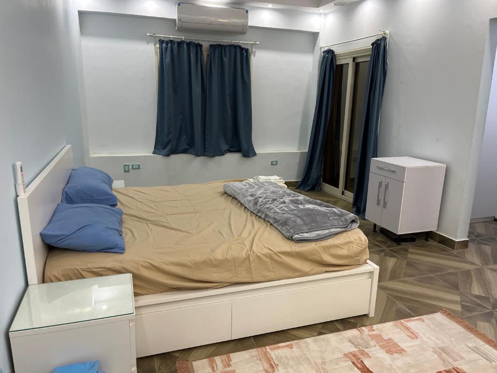 una camera con un letto in una stanza con uno specchio di Room in new Cairo near the airport a Il Cairo