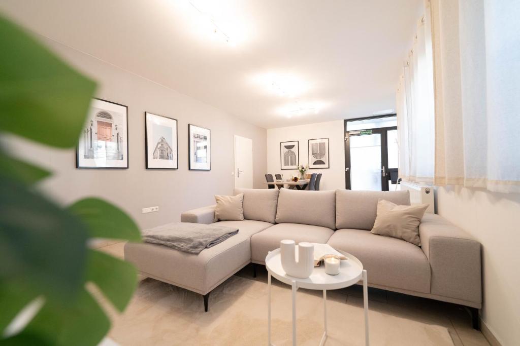 a living room with a couch and a table at Balance: Wohnung - Zentral - Messe - Stadion in Dortmund
