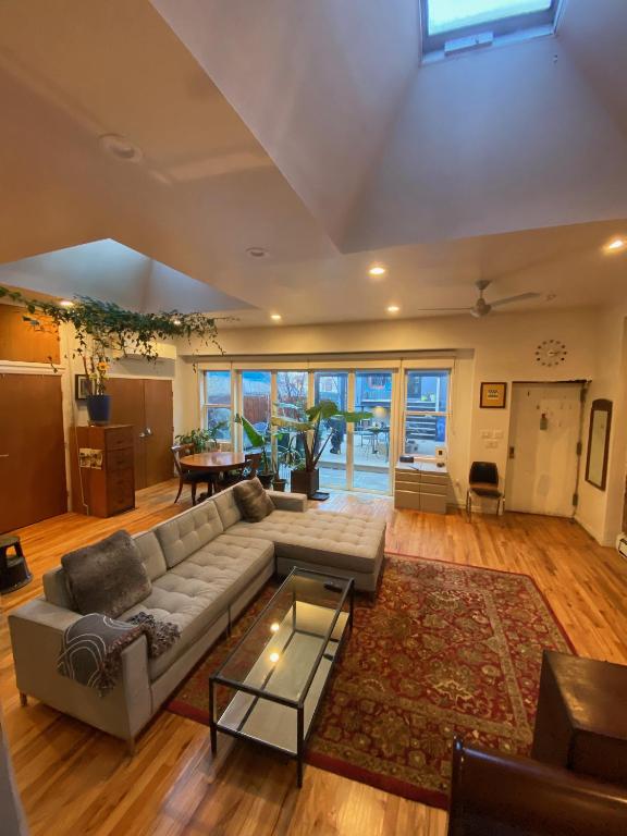 Carriage House Williamsburg Brooklyn NYC HUGE STUDIO, Brooklyn