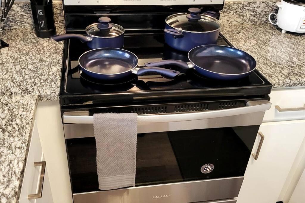 zwei Töpfe und Pfannen auf einem Herd in einer Küche in der Unterkunft Downtown Indy Lucas Oil- Conv Center Skywalk#2 in Indianapolis