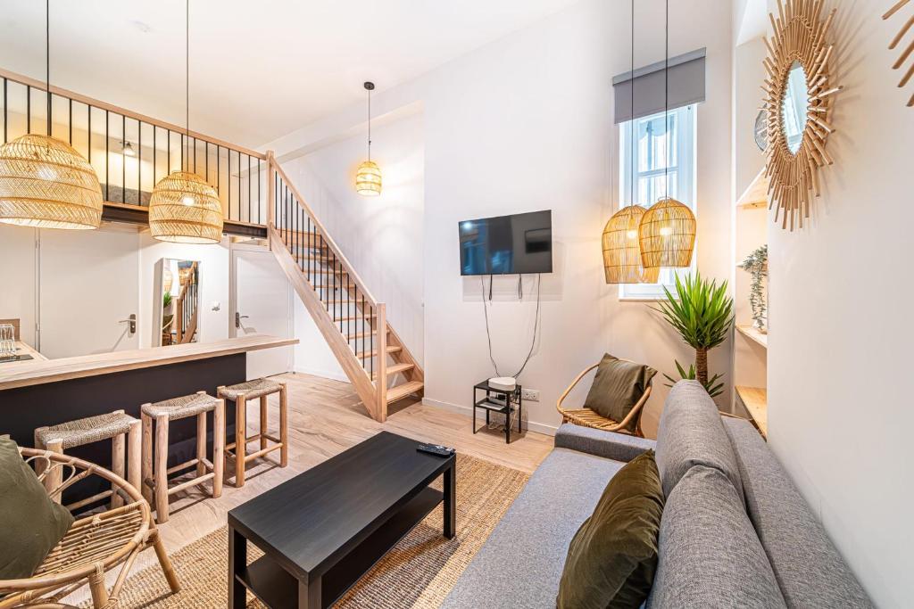 un salon avec un canapé et une table dans l'établissement Chic Loft near Opera - Heart of Lyon Opéra Suites - ARETHA, à Lyon