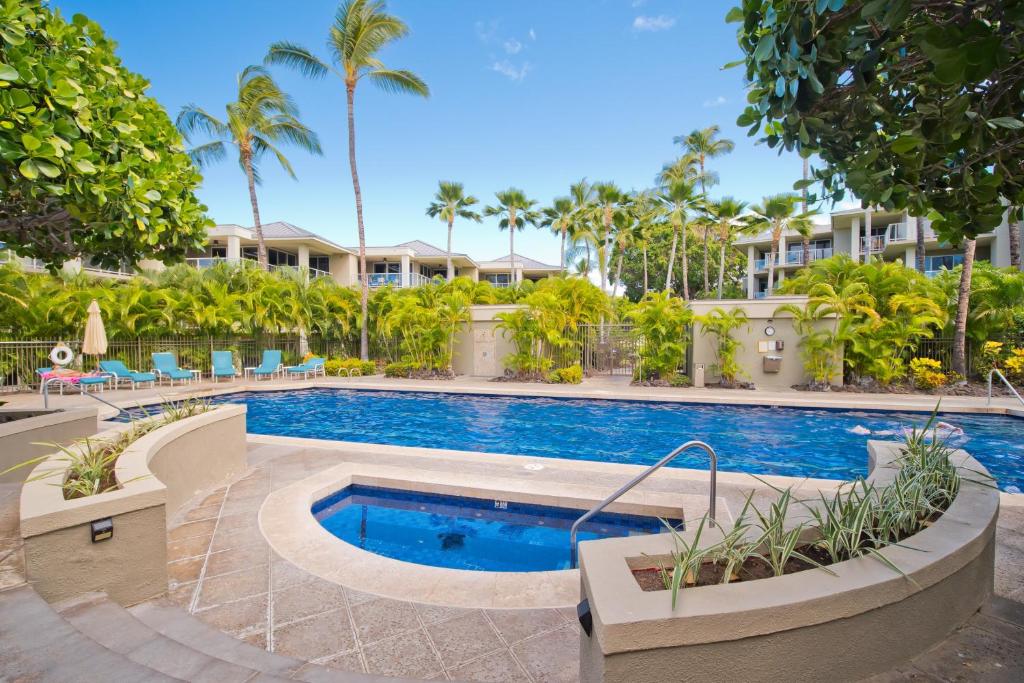 una piscina en un complejo con palmeras en Hilton Pool Pass Included - Luxe Villa, en Waikoloa