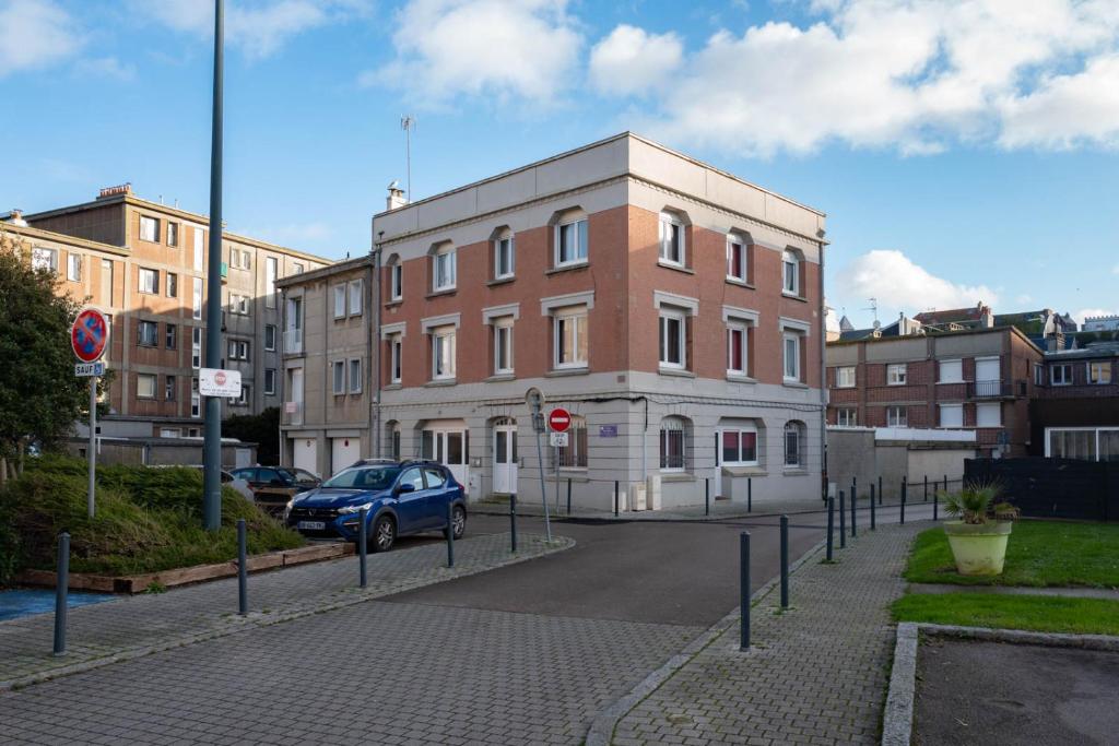 une voiture garée devant un bâtiment en briques dans l'établissement Les galets du Tréport- Les Tournepierres, au Tréport