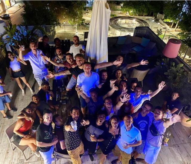 un groupe de personnes posant pour une photo dans l'établissement Marco Polo Party Hostel, à San Ġiljan