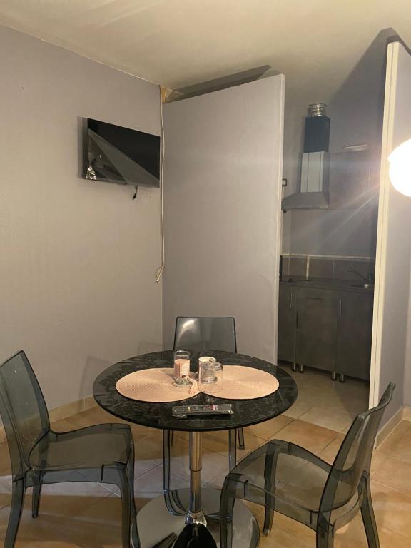 Televízia a/alebo spoločenská miestnosť v ubytovaní Gîtes De La Levée