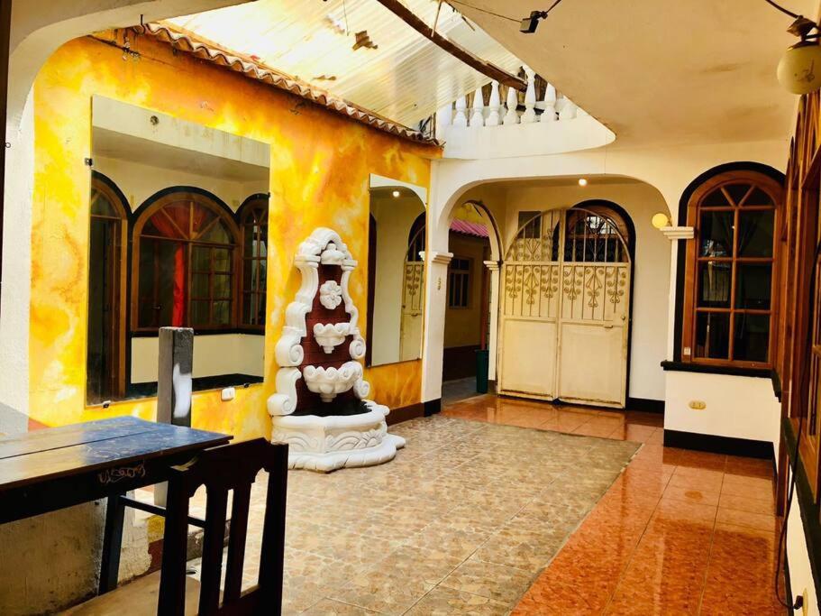 ein Zimmer mit einer Statue in der Mitte eines Gebäudes in der Unterkunft Mi casa es tu casa in San Pedro La Laguna