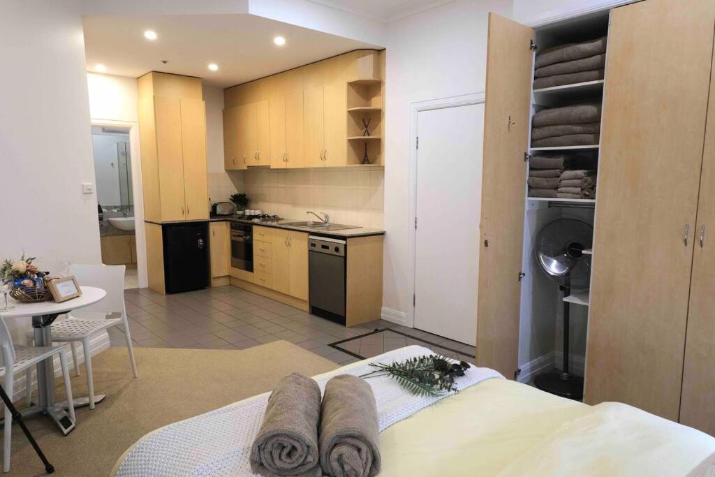 een kamer met een keuken en een woonkamer bij Comfortable City Apartment *Wi-Fi* in Melbourne