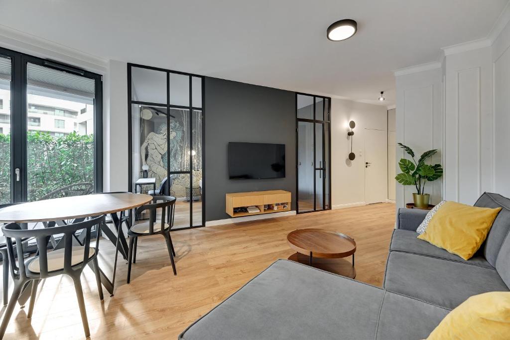 Televízia a/alebo spoločenská miestnosť v ubytovaní Apartamenty Portova Q4Apartments