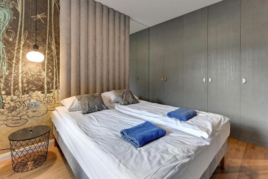 Posteľ alebo postele v izbe v ubytovaní Apartamenty Portova Q4Apartments