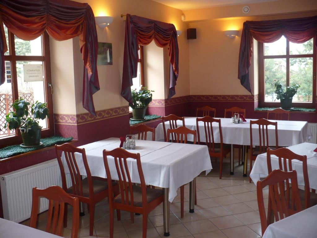 Reštaurácia alebo iné gastronomické zariadenie v ubytovaní Willa Akme