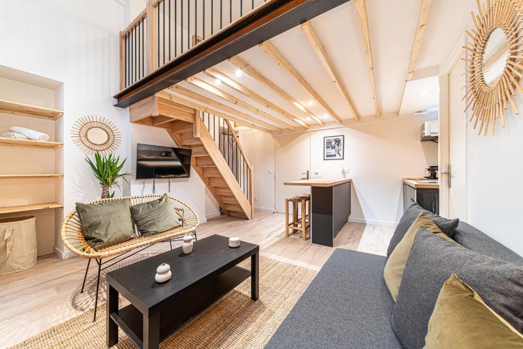 un salon avec un canapé et une table dans l'établissement Les Suites de l'Opéra - Apartment Ella for 4 people, à Lyon