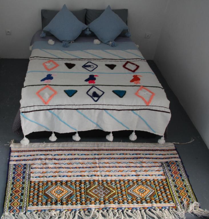 Una cama o camas en una habitación de ASARAG GUEST HOUSE & Lodge