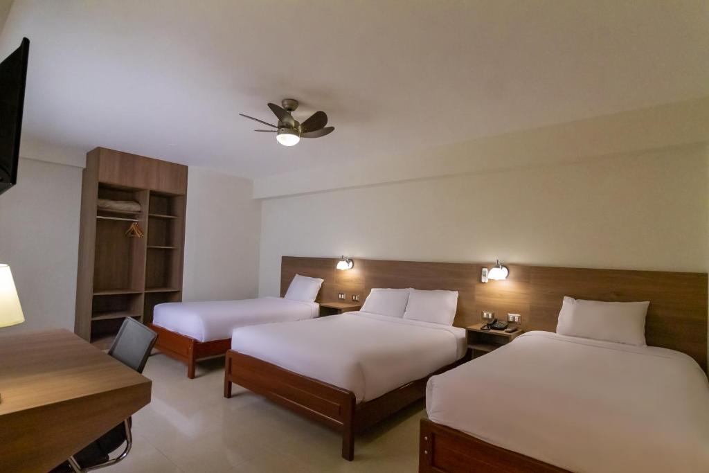 Postel nebo postele na pokoji v ubytování Hotel Alexander