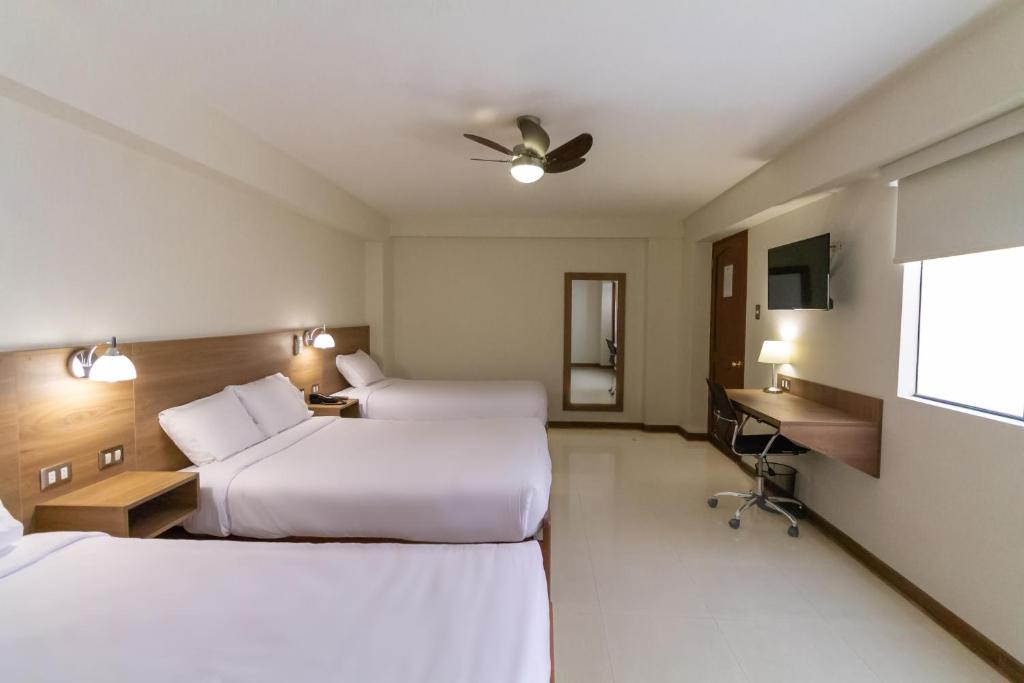 Postel nebo postele na pokoji v ubytování Hotel Alexander