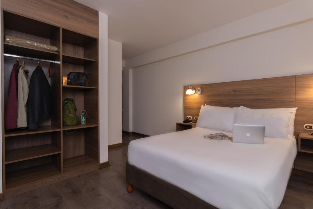 Postel nebo postele na pokoji v ubytování Hotel Alexander