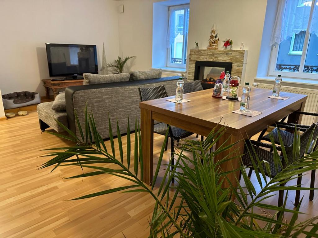 een woonkamer met een tafel en een bank bij Home in Lahr