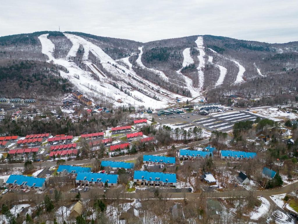 an aerial view of a ski resort with snow covered mountains at Superbe condo face aux pentes de ski Stoneham!!! in Stoneham