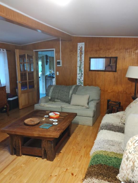 sala de estar con sofá y mesa de centro en Casa de campo al lado de la ciudad 130 mts2, en Valdivia