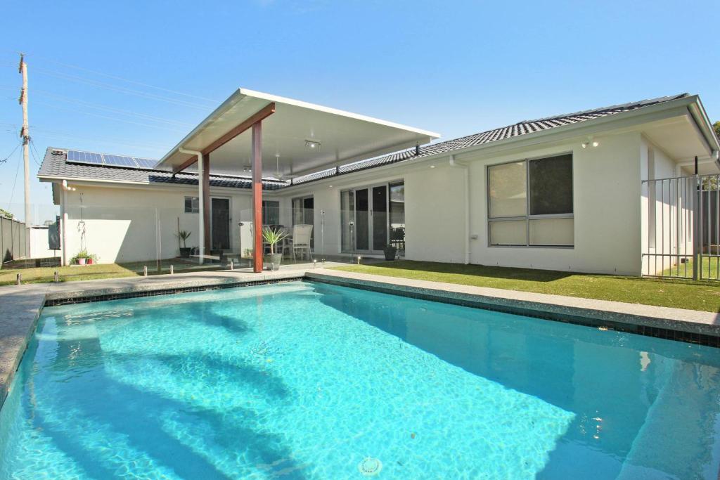 Bazén v ubytování 95 Palm Drive Mooloolaba nebo v jeho okolí