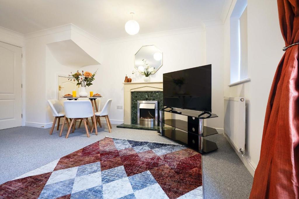 sala de estar con TV y chimenea en Entire House in Ipswich, en Ipswich