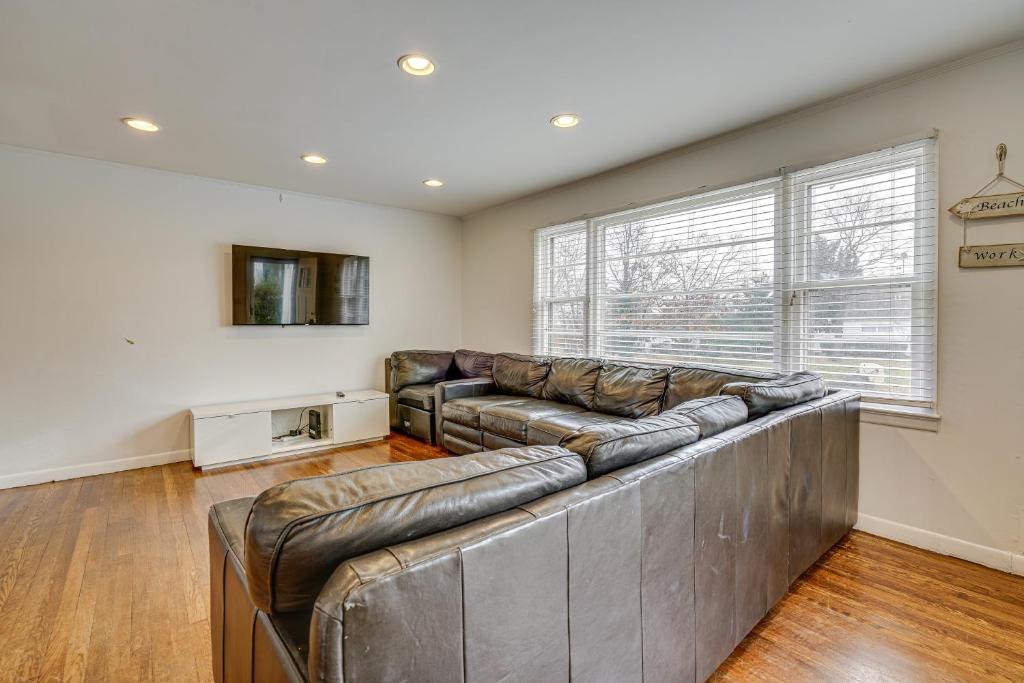 New Jersey Home with Deck Less Than 1 Mi to Beaches!, Oakhurst (updated