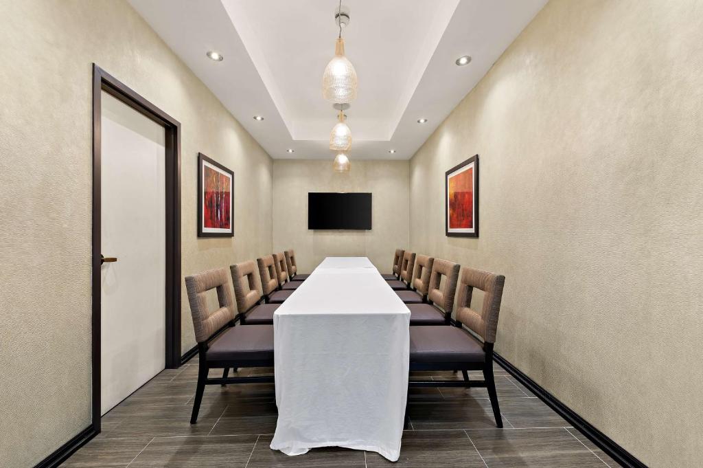 Best Western Plus Toronto North York Hotel & Suites - Resim 37