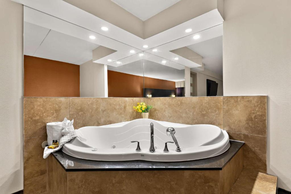 Best Western Plus Toronto North York Hotel & Suites - Resim 21