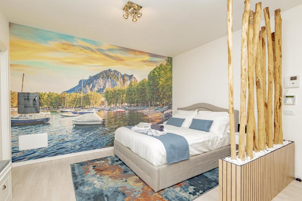un dormitorio con una gran pintura de un puerto en 2 passi dal lago, Como Lake, en Abbadia Lariana