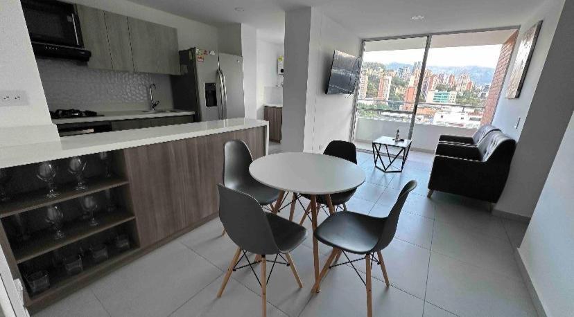 Virtuve vai virtuves zona naktsmītnē Apartamento en el poblado vista a todo Medellín.