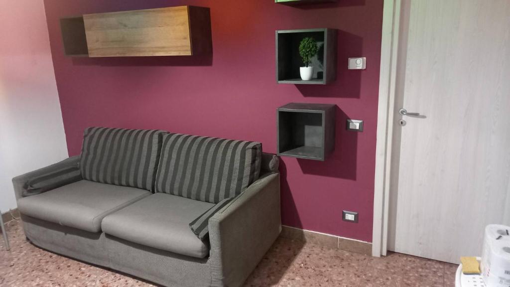 un soggiorno con divano e TV di Appartamento In Centro Tradate a Tradate