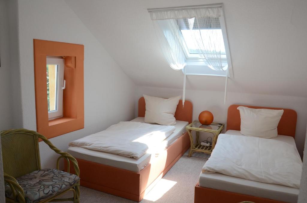 Postel nebo postele na pokoji v ubytování Bahnhotel Dippoldiswalde
