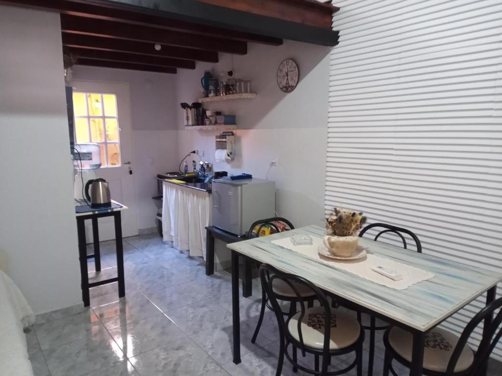 a kitchen with a table and chairs in a room at La Casa de Sol in Posadas