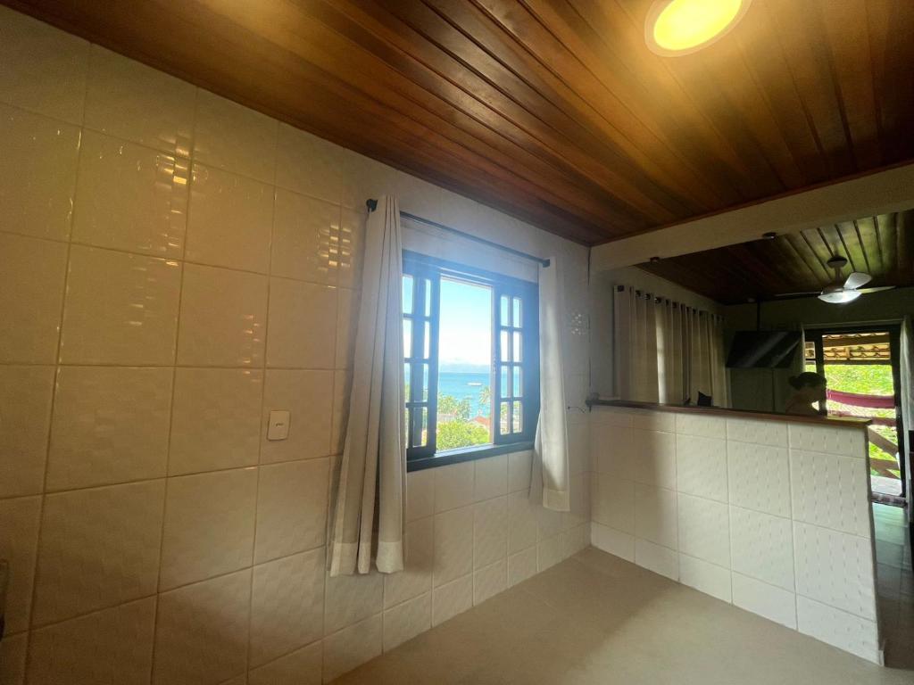 um quarto com uma janela com vista para o oceano em BEAUTIFUL VIEW em Angra dos Reis