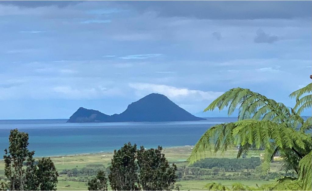 vista sull'oceano con una montagna in lontananza di Tranquil Conservation RETREAT a Matata