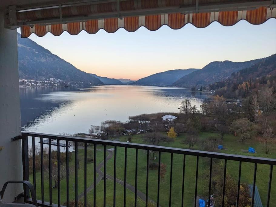 d'un balcon avec vue sur le lac. dans l'établissement Appartement mit Seeblick am Ossiacher See, à Villach