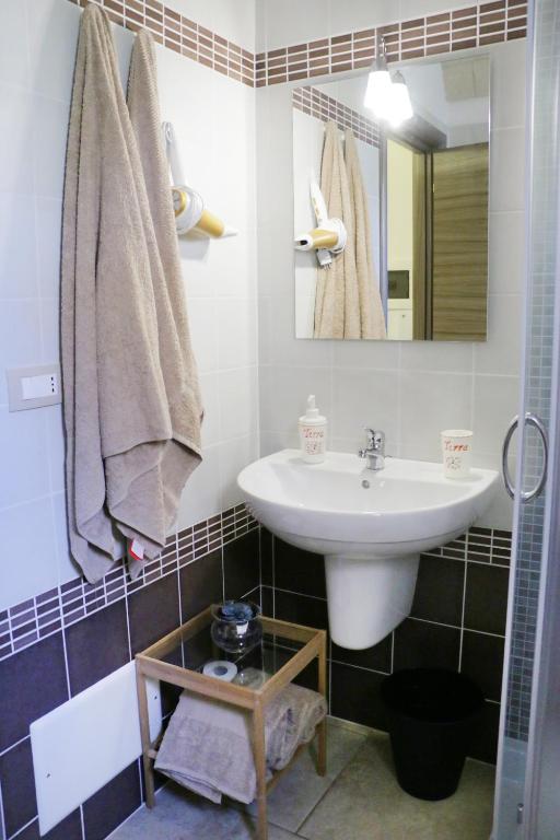 łazienka z umywalką i lustrem w obiekcie Residence Spadalunga w mieście San Michele Salentino