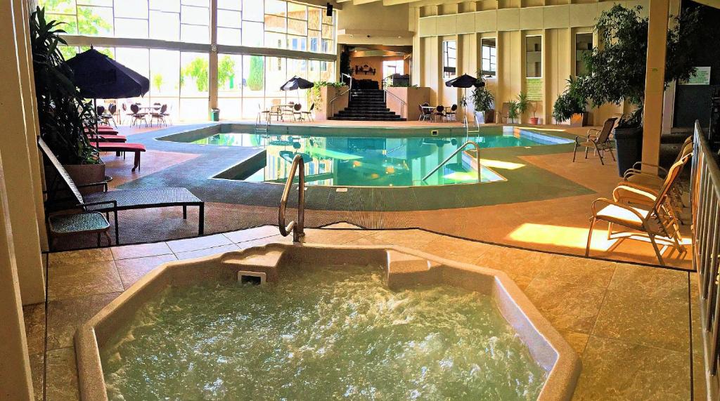 布萊斯的住宿－格林威爾酒店，在酒店房间的一个大型游泳池