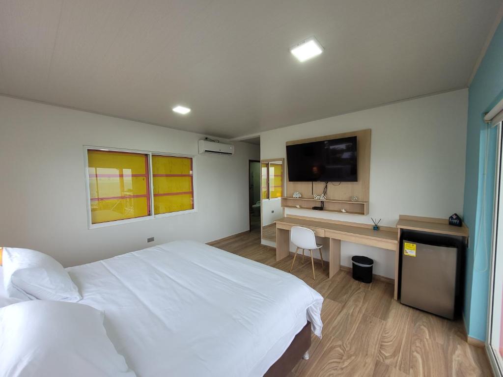 TV a/nebo společenská místnost v ubytování 321 Surprise Beach house and Glamping