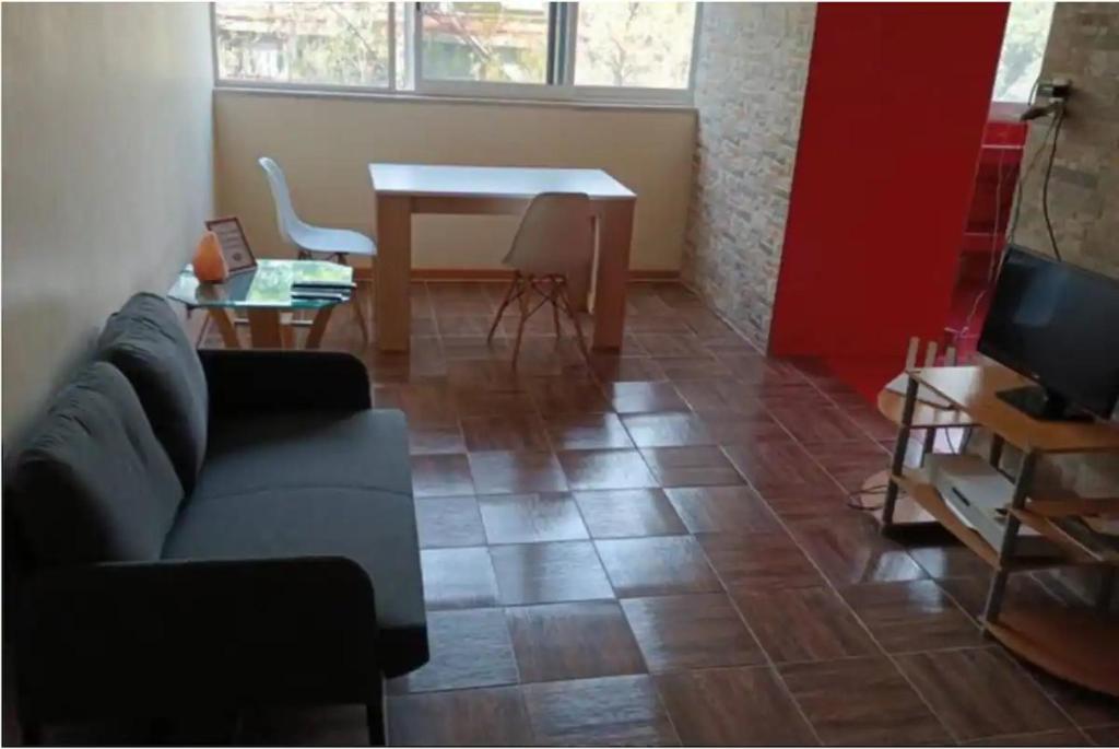 Hotel Depto equipado, a min del Centro Historico, Cdmx., a living room with a couch and a table at Depto equipado, a min del Centro Historico, Cdmx. in Mexico City