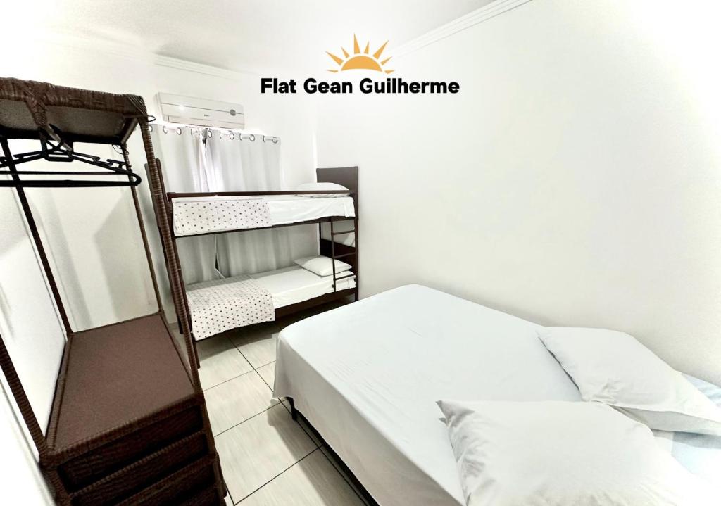um quarto com uma cama e um beliche em Flat Gean Guilherme - Canasvieiras em Florianópolis