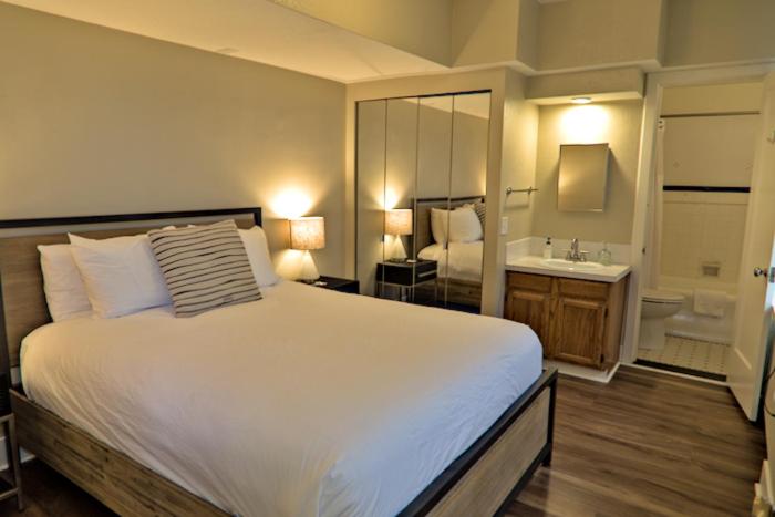 Postel nebo postele na pokoji v ubytování Hotel Leo