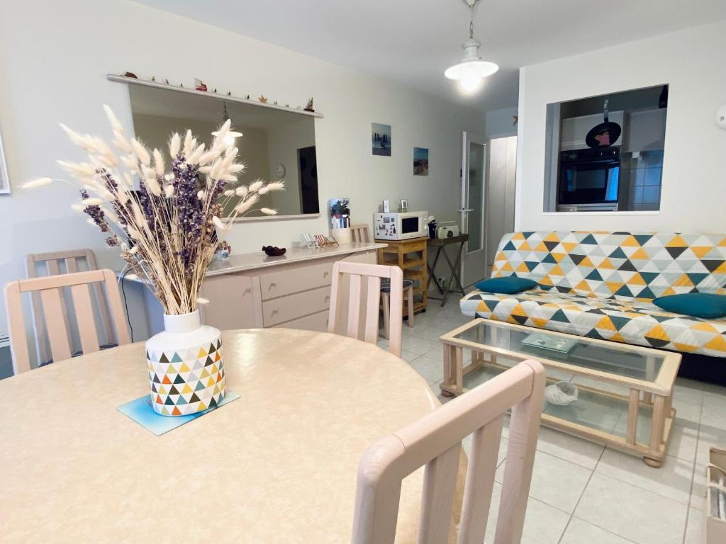 Appartement T3 Lumineux avec Balcon, Garage et Wi-Fi - Plage et Commerces à Proximité