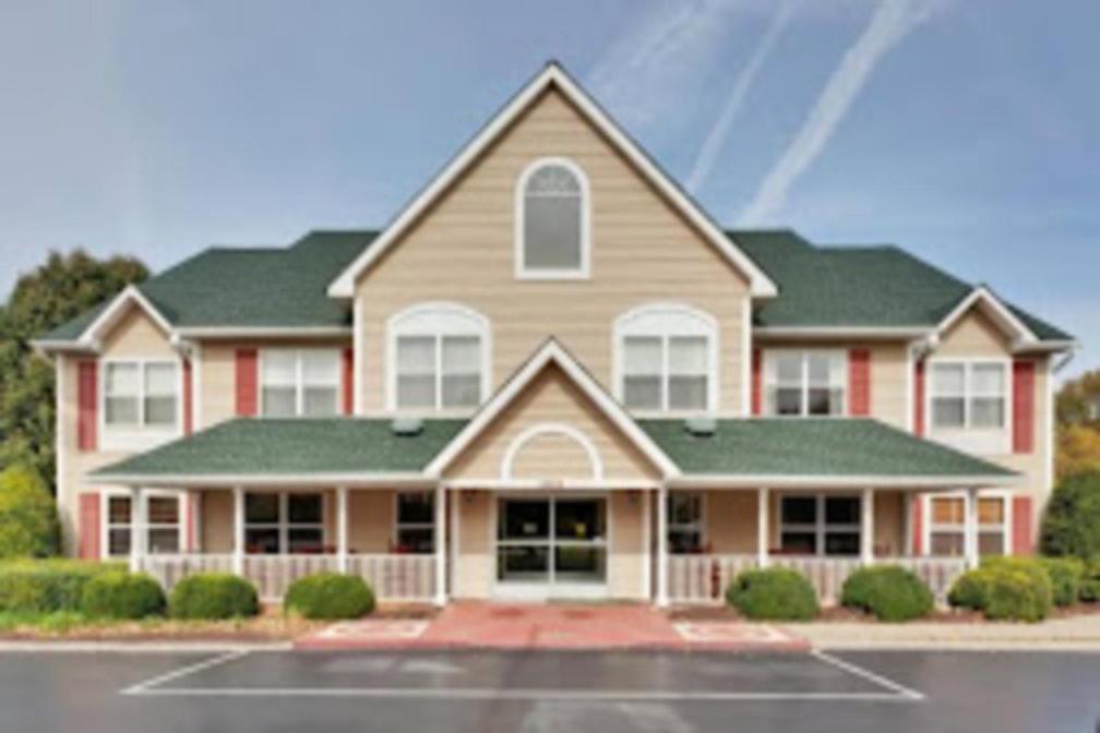 una casa grande con en Radiant Inn and Suites, en Murfreesboro