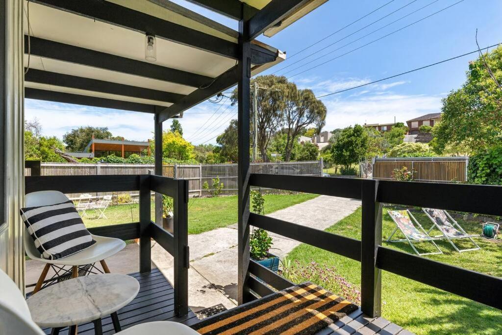 een patio met een tafel en een stoel op een veranda bij George's at Rye in Rye