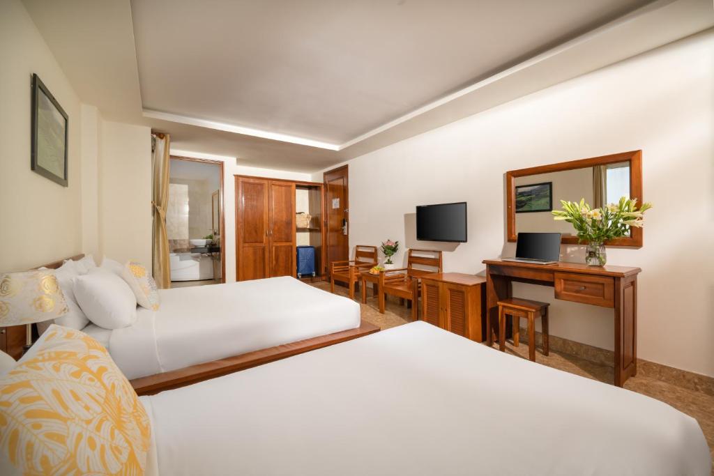 Postel nebo postele na pokoji v ubytování Titan Hotel Da Nang