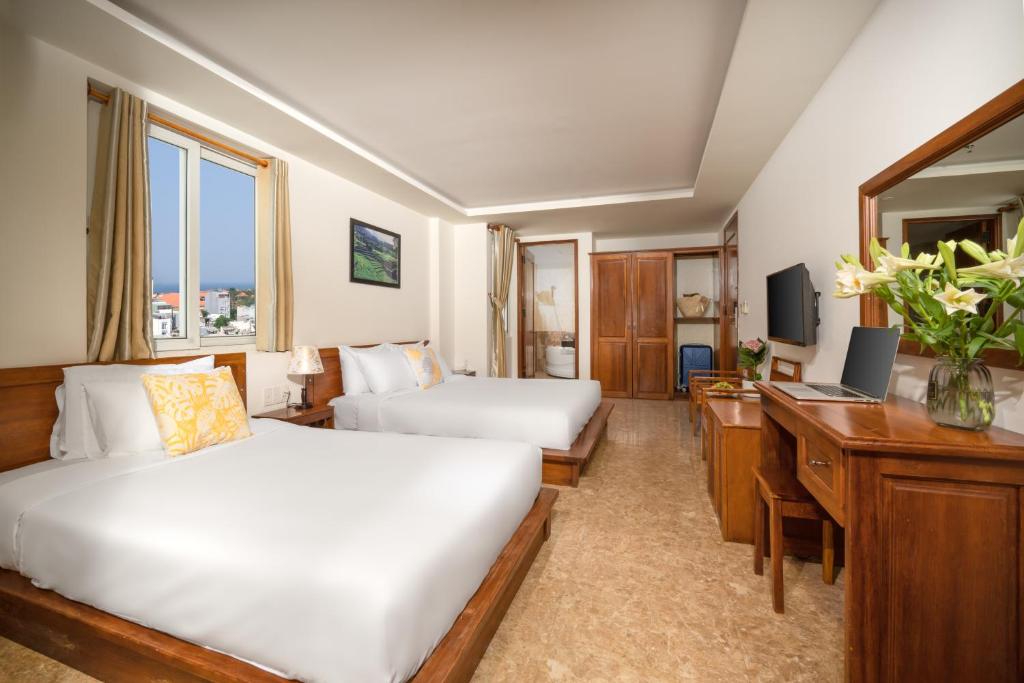 TV a/nebo společenská místnost v ubytování Titan Hotel Da Nang