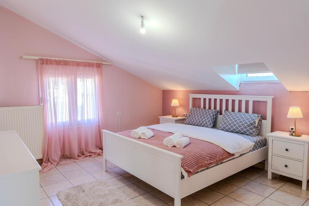 Georgina's Meteora Loft Apartment - 17