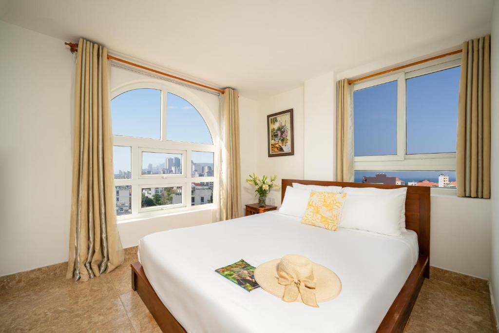Postel nebo postele na pokoji v ubytování Titan Hotel Da Nang