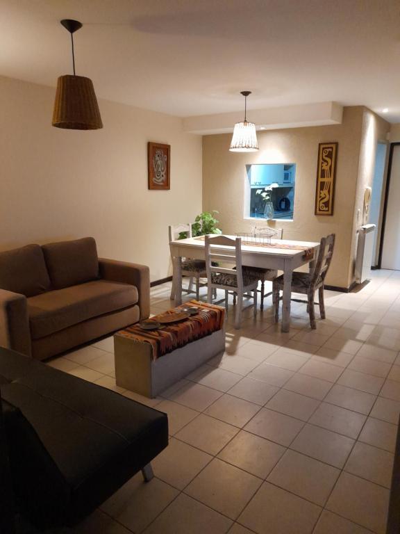 sala de estar con sofá y mesa de comedor en Duplex tipo Casa Mendoza en Villa Hipódromo
